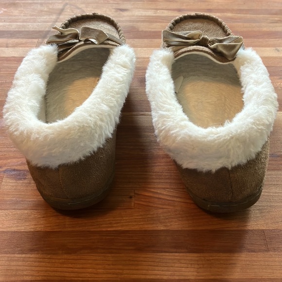 Women’s Creamy Brown Moccasins with White Fur Lining - Picture 5 of 9
